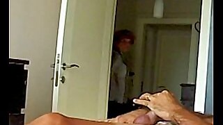 Mama ve el video porno de su h Mom Fascinated By Daughters Sextape